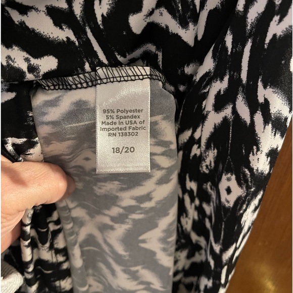 Avenue Sleeveless Maxi V NeckDress. Plus 18 / 20. Black & White Diamond pattern - Picture 7 of 7